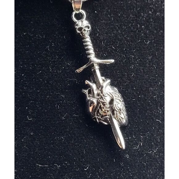 New Without Tags Heart Stabbed By Sword Nacklace 17in chain 2 in pendant - Picture 4 of 12